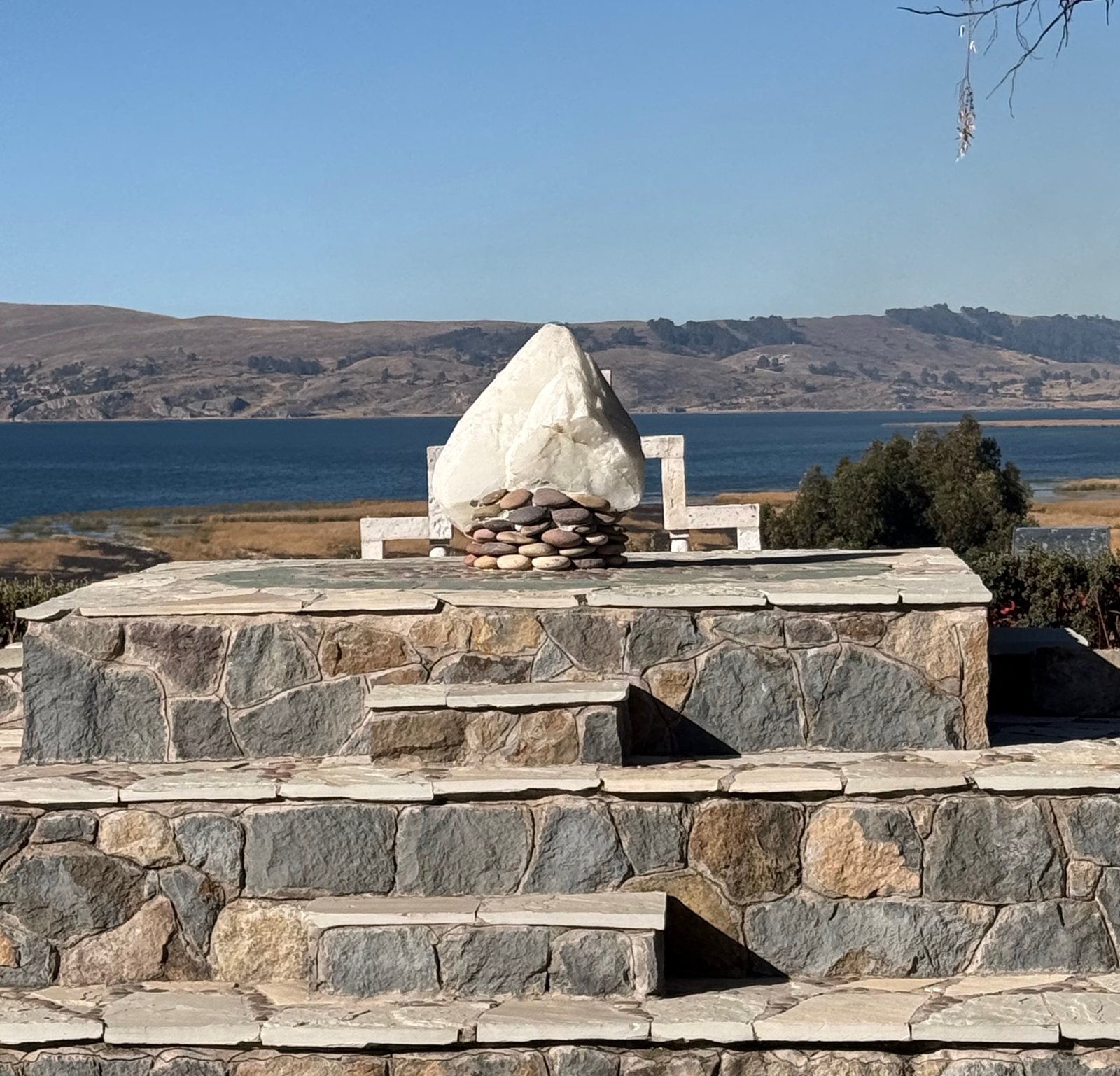 Altar de pedra diante do Lago Titicaca